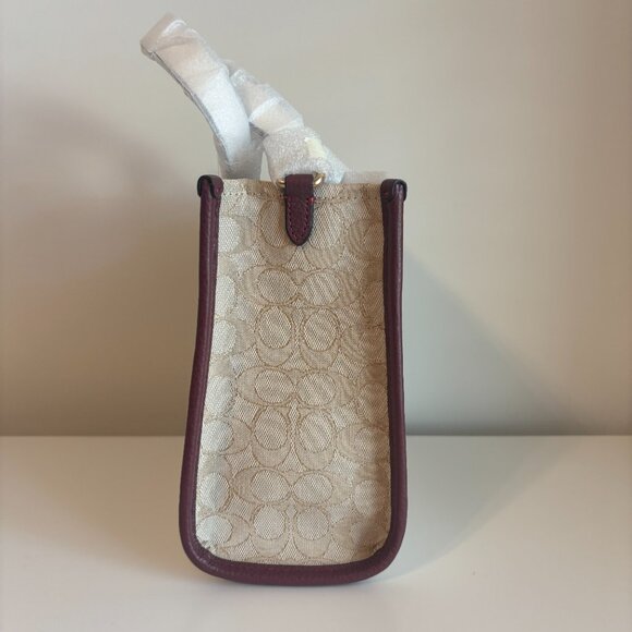 NEW Coach Dempsey Tote 22 In Signature Jacquard With Stripe & Coach Patch - Picture 4 of 9